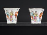 paire de vases chinois de style « famille » représentant des personnages sur fond noir