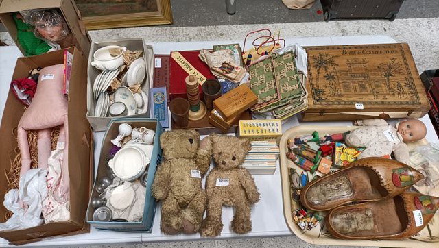 Jeux et jouets anciens : boîte de construction, loto, nain jaune,