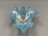 un bol en verre bleu contenant une boule de cristal