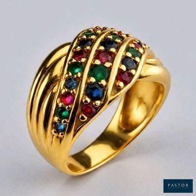 gros plan d'une bague en or avec des pierres multicolores