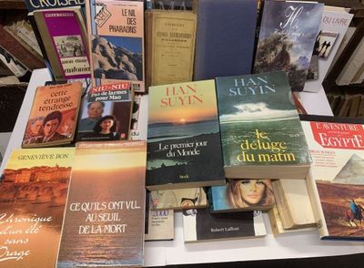 de nombreux livres posés sur une table dans une bibliothèque