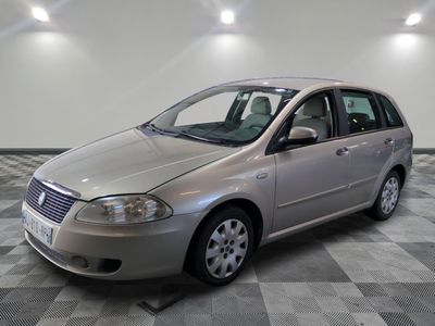 la photo d'une voiture argentée garée dans un garage
