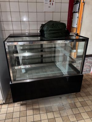 une vitrine en verre sur laquelle est posé un sac