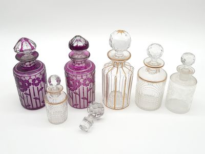 un grand nombre de bouteilles en verre posées sur une table