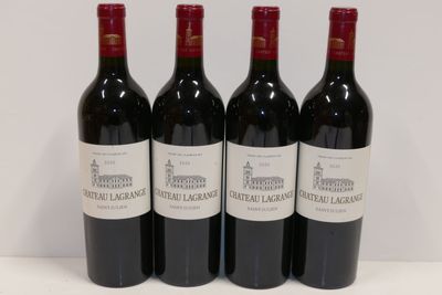 quatre bouteilles de vin rouge sont alignées sur une table