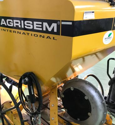 une machine posée sur une table dans une pièce