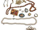 gros plan d'un bouquet de bijoux sur une surface blanche