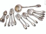 beaucoup de cuillères et de fourchettes sur la table