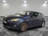 la voiture bleue est garée sur un sol en damier dans le garage