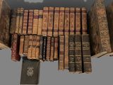 de nombreux livres anciens empilés les uns sur les autres
