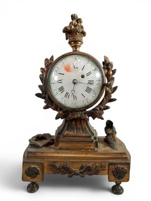 une horloge posée sur une table