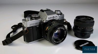 un appareil photo et un objectif posés sur une table