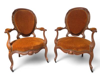 paire de fauteuils en noyer sculpté de style Louis XV, avec coussins rembourrés de couleur orange