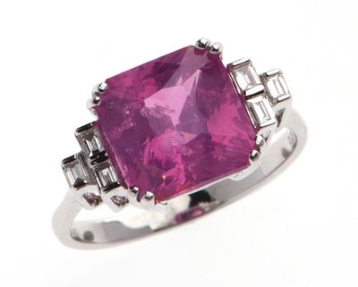 BAGUE en or gris 750 °/°° ornée d'un spinelle pesant 5,01 ct…