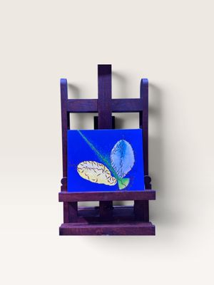 chevalet violet sur lequel est accrochée une peinture représentant une fleur bleue sur fond bleu