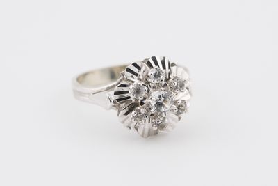 Bague En or gris 18 K (750‰) orné de pierres blanches Tour d…