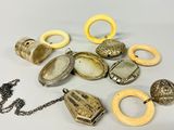de nombreux bijoux différents posés sur la table