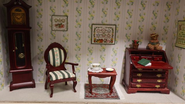 Diorama. Composition miniature, dans une vitrine en bois, vitre e...