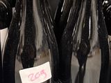 des bouteilles de vin sont alignées sur une étagère dans un magasin