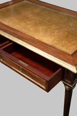 un petit bureau avec un tiroir en dessous