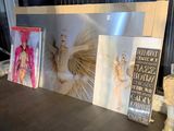 une table sur laquelle se trouvent des photos et un cadre photo