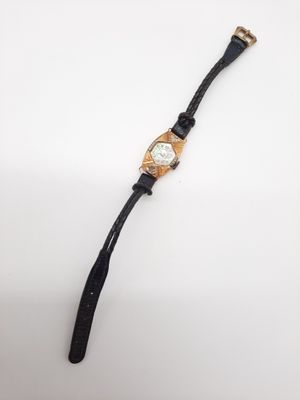 gros plan d'une montre-bracelet sur une surface blanche