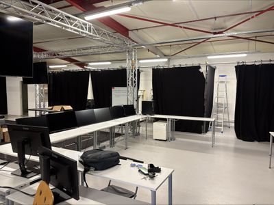 une image représentant une grande pièce avec de nombreux bureaux et ordinateurs