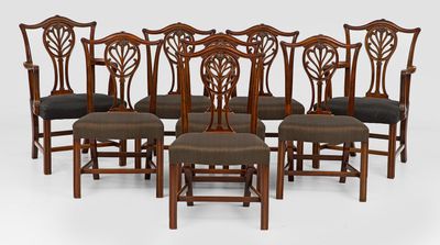 lot de huit chaises de salle à manger de style Chippen Back avec assise rembourrée