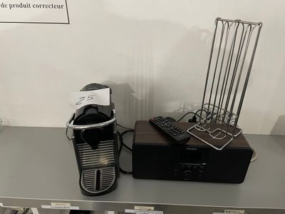 une cafetière et une télécommande posées sur une table