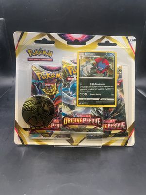 gros plan d'une boîte de cartes pokemon sur une table
