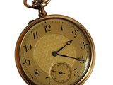 une montre de poche en or avec des chiffres romains sur le cadran