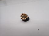gros plan d'une bague en or sur une surface blanche