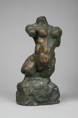 l'image d'une statue de bronze représentant une femme assise sur un rocher