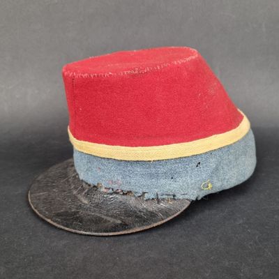 un chapeau rouge et bleu orné d'un ruban jaune