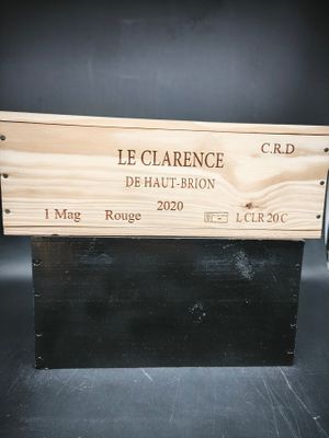 une boîte en bois portant une étiquette