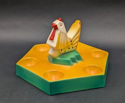 un petit poulet jaune et blanc perché sur un morceau de fromage
