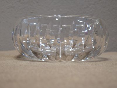 un saladier en verre transparent posé sur une table