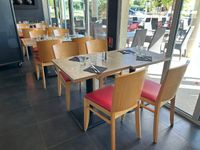 (Lots 101 à 145 : Matériel de restauration stockés à Nîmes) …