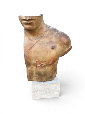 statue représentant le torse d'un homme, posée sur un socle en marbre