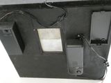 une boîte noire à laquelle est fixée une pile