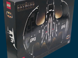 Ensemble Lego Batman « Batcave » dans une boîte sur fond bleu