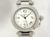 une image d'un gros plan d'une montre-bracelet sur un fond blanc