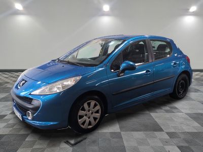 une voiture bleue est garée sur le sol à carreaux d'un garage