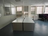 une pièce équipée d'un bureau et de chaises