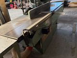 une photo d'une scie à table en action dans un atelier