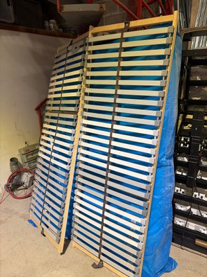 un gros tas de lattes bleues et blanches dans un garage