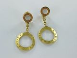 Ces boucles d'oreilles sont en métal plaqué or et présentent un motif circulaire.