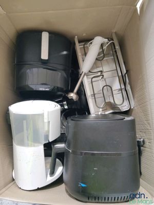 un carton rempli d'appareils électroménagers, avec ces appareils à l'intérieur