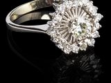 gros plan d'une bague en diamant sur une surface noire