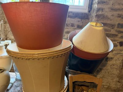 de nombreux vases posés sur une table